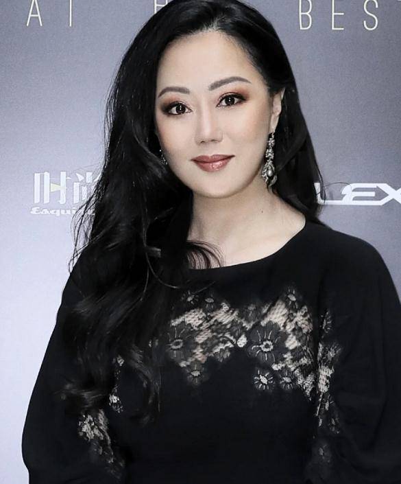 原创名媛章小蕙57岁仍潇洒出席活动全身古董网友穿了一套房