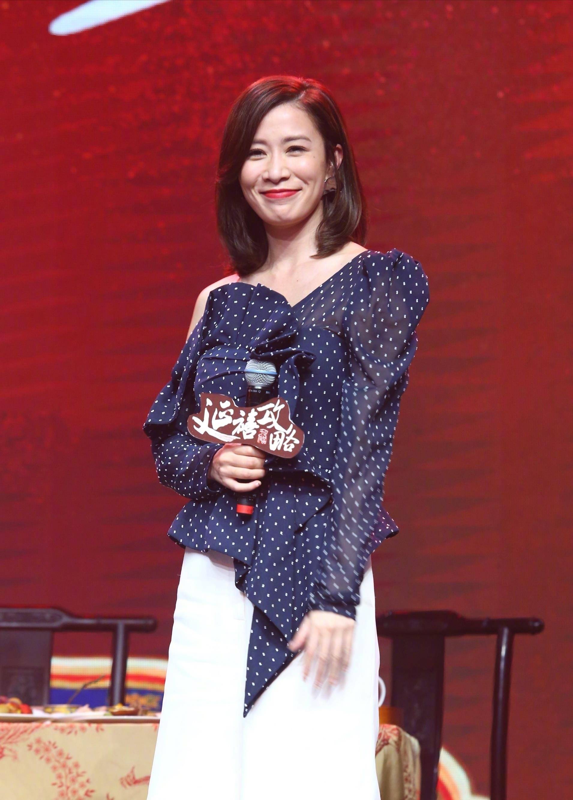 佘诗曼真不像45岁的人t恤衬衫穿出各种花样美得好像20岁女生