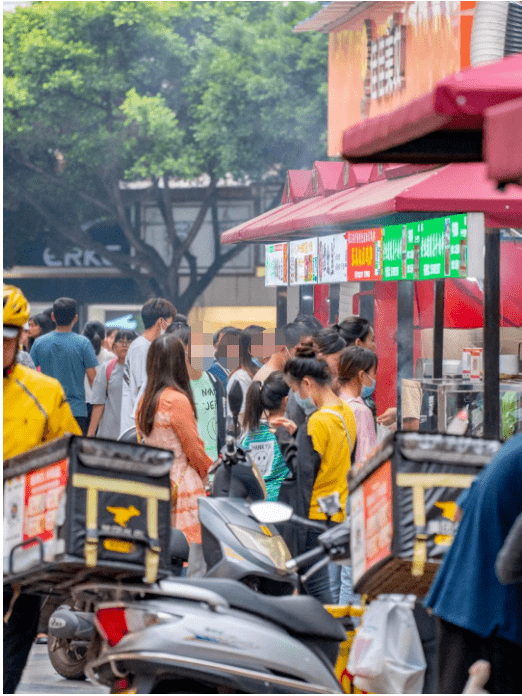 弥勒大名鼎鼎的小吃街,靠几个摊摊和奶茶店,火爆红河州_李红英_洋芋