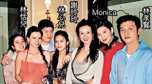 照片中的谢玲玲眉目慈爱,看得出她为这五个子女感到自豪.