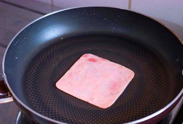 4,甘筍去皮,甘筍和黄瓜洗净,去水,把甘筍,黄瓜,做好的鸡蛋饼和火腿切