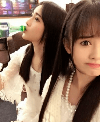 鞠婧祎赵嘉敏挽手同框尽显姐妹情深,高颜值美女互动超级甜_网络_关系