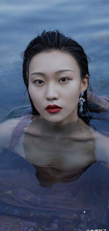 原创千万网红贝勒爷晒杂志新照水里凹造型美到犯规发际线一点不秃