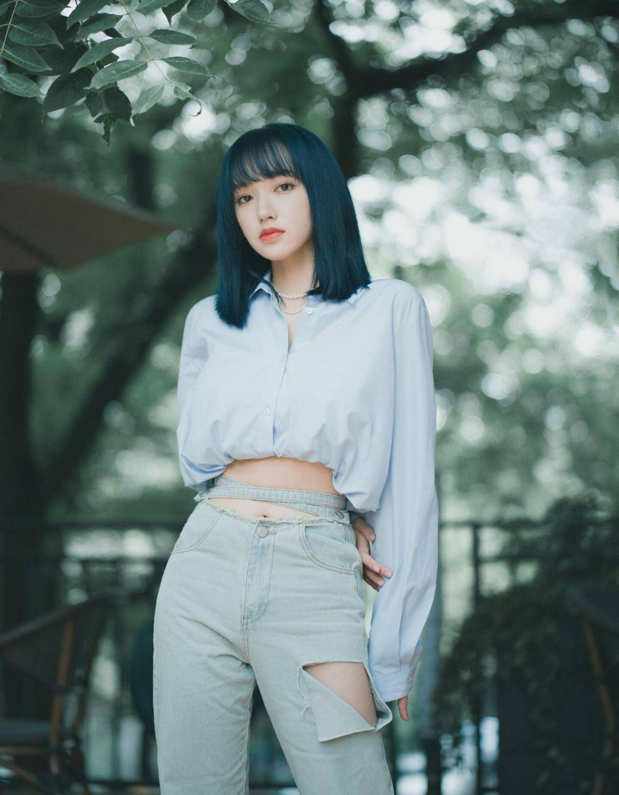 程潇身材好真任性紧身t搭超短制服裙秀时尚曲线诠释时尚爱豆