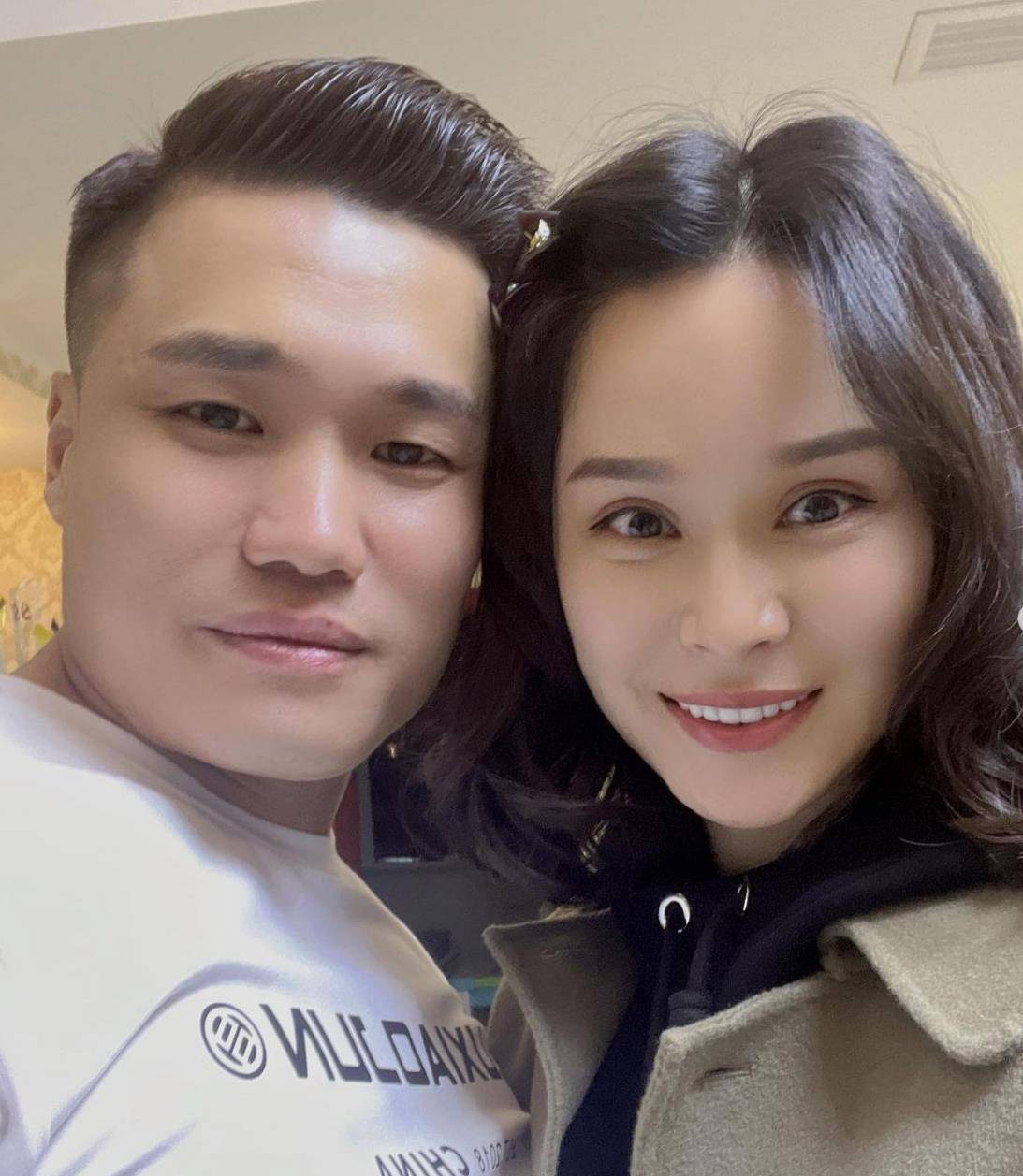 奥运冠军吕小军情人节晒一家四口全家福:妻子漂亮,女儿们可爱_举重