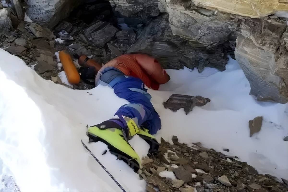 他在珠峰8000米海拔被当尸体遗弃，奇迹般的求生