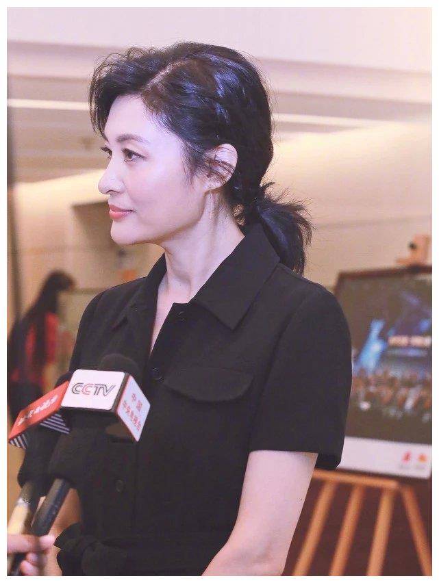 连续16年主持央视春晚,她的气质告诉你,知识阅历远胜长相!_周涛_腰带_活动