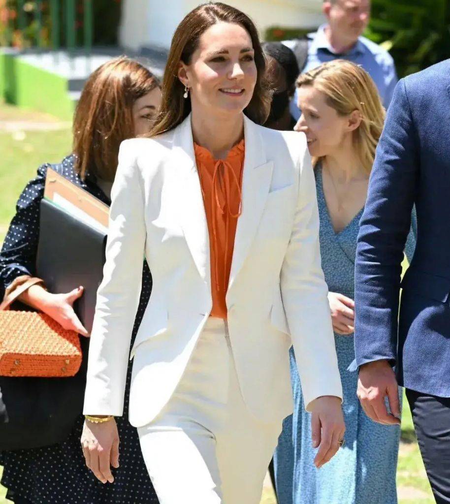 原创             凯特真有女王范儿，穿白西装配橘衬衫，简直就是行走的“衣架子”