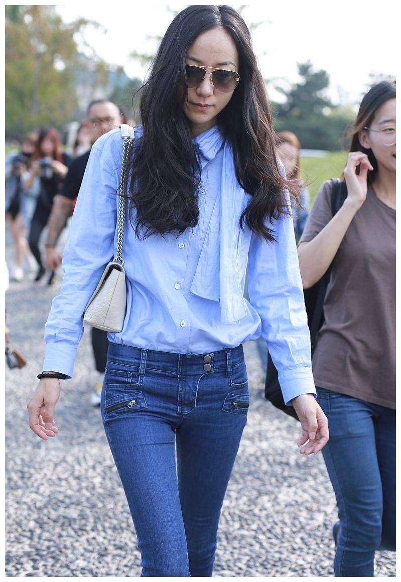 两次穿同款衬衫出境,吸睛美腿无疑了_细节_组合_牛仔裤