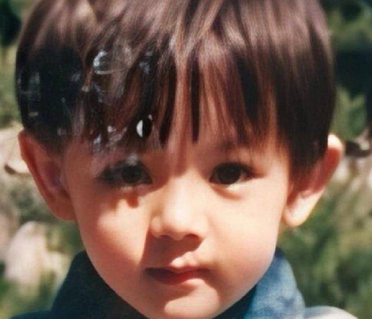 迪丽热巴最新童年照曝光,短发酷似小男生,五官软萌超可爱_网友_小时候