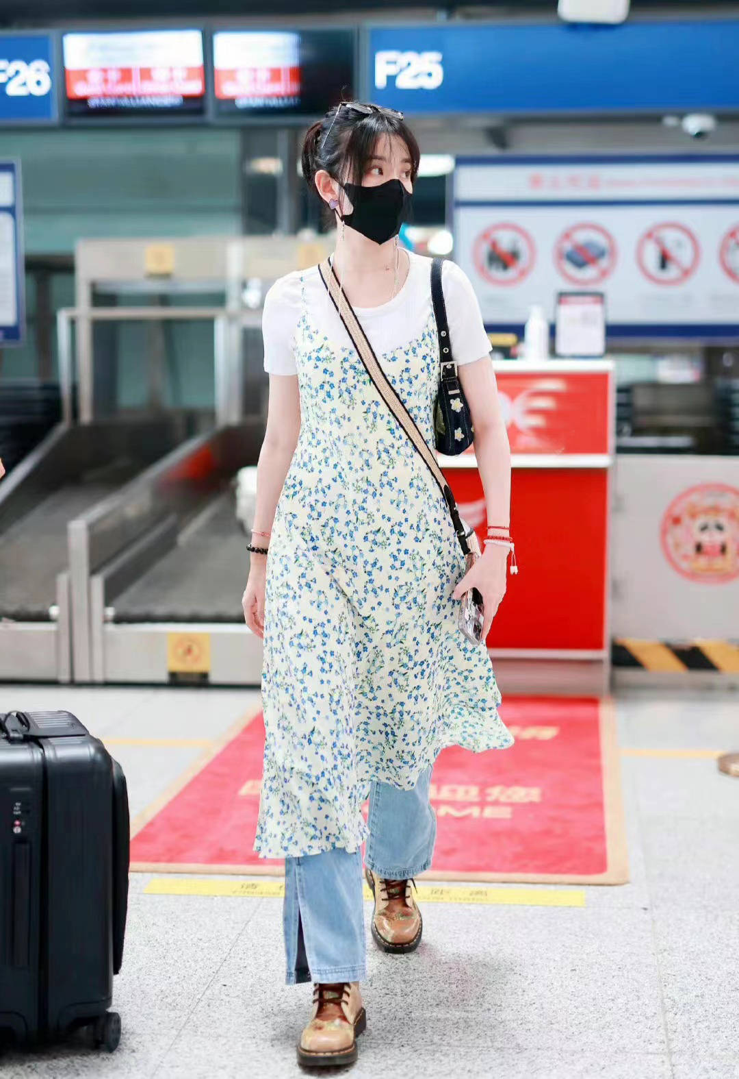 原创宋祖儿机场私服碎花裙叠穿白t配蓝色开叉牛仔裤清爽时尚混搭风