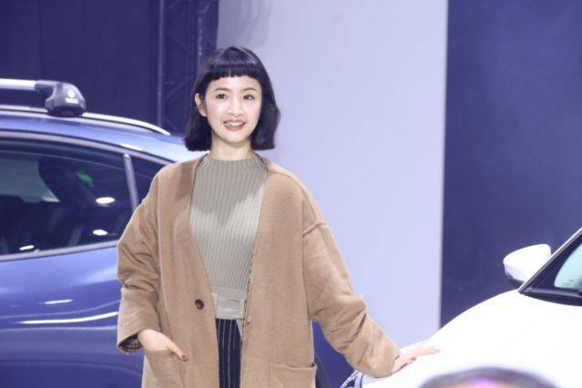 林依晨扮嫩剪齐刘海看起来活力十足一点不像结了婚的人