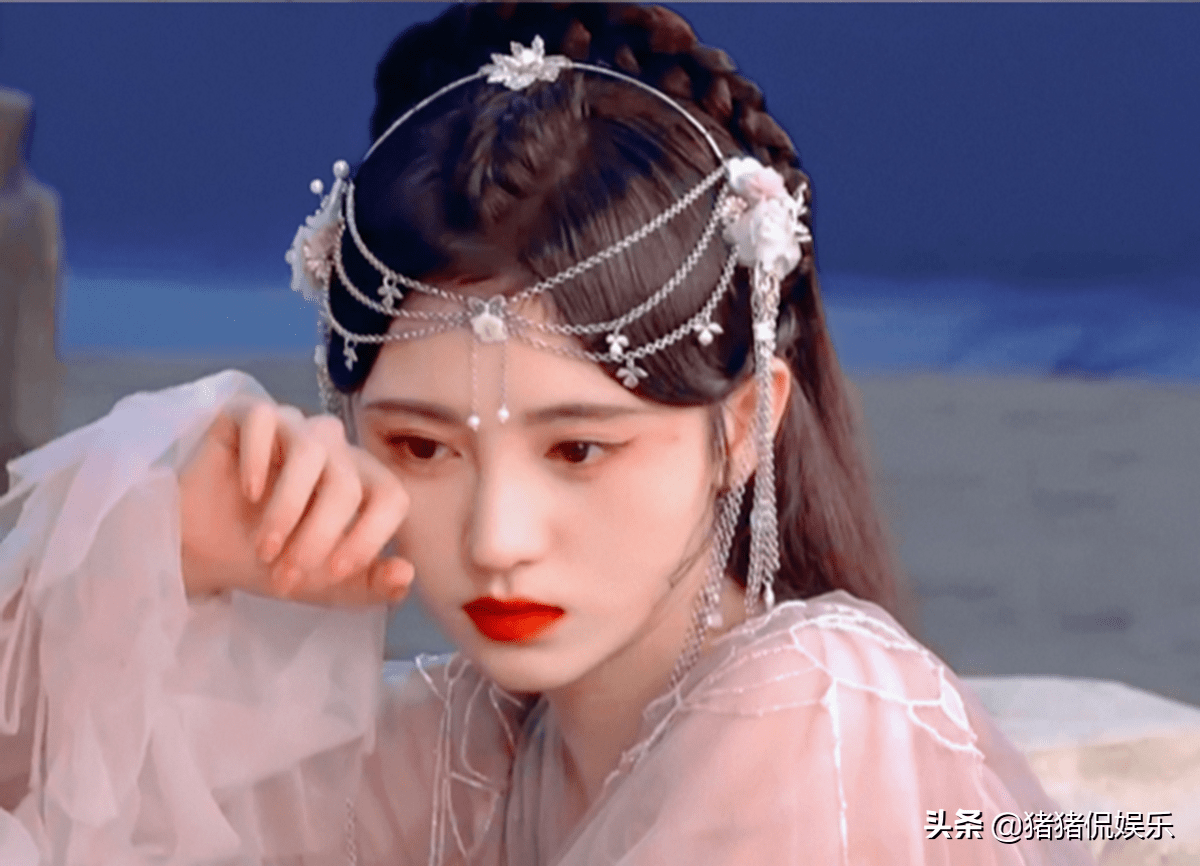 《花戎》改编自林家成人气仙侠小说《误长生》,讲述了凤凰转世的女主