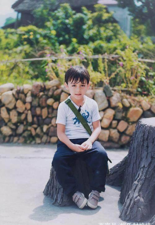 诺一和康康近照满满型男范儿,康康跟旁边的小孩完全不是一个世界_张亮