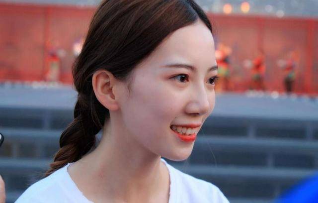 小姐姐的真名是冯佳晨,在不倒翁装置的帮助下,他轻盈