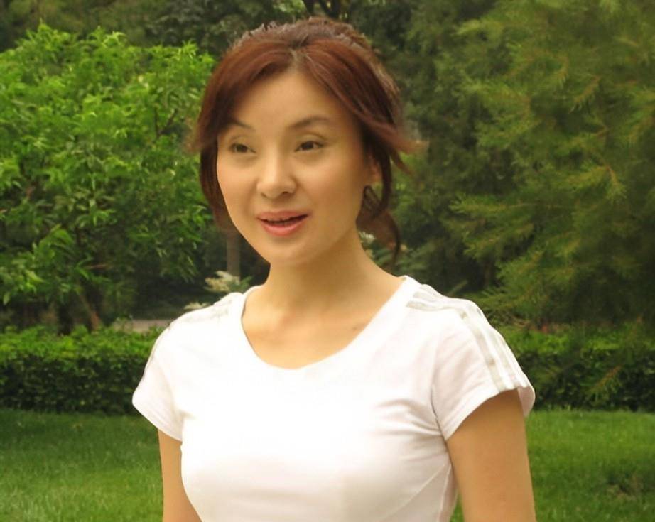 原创歌手陈红退出歌坛嫁李军46岁离婚痛苦万分如今53岁近况如何