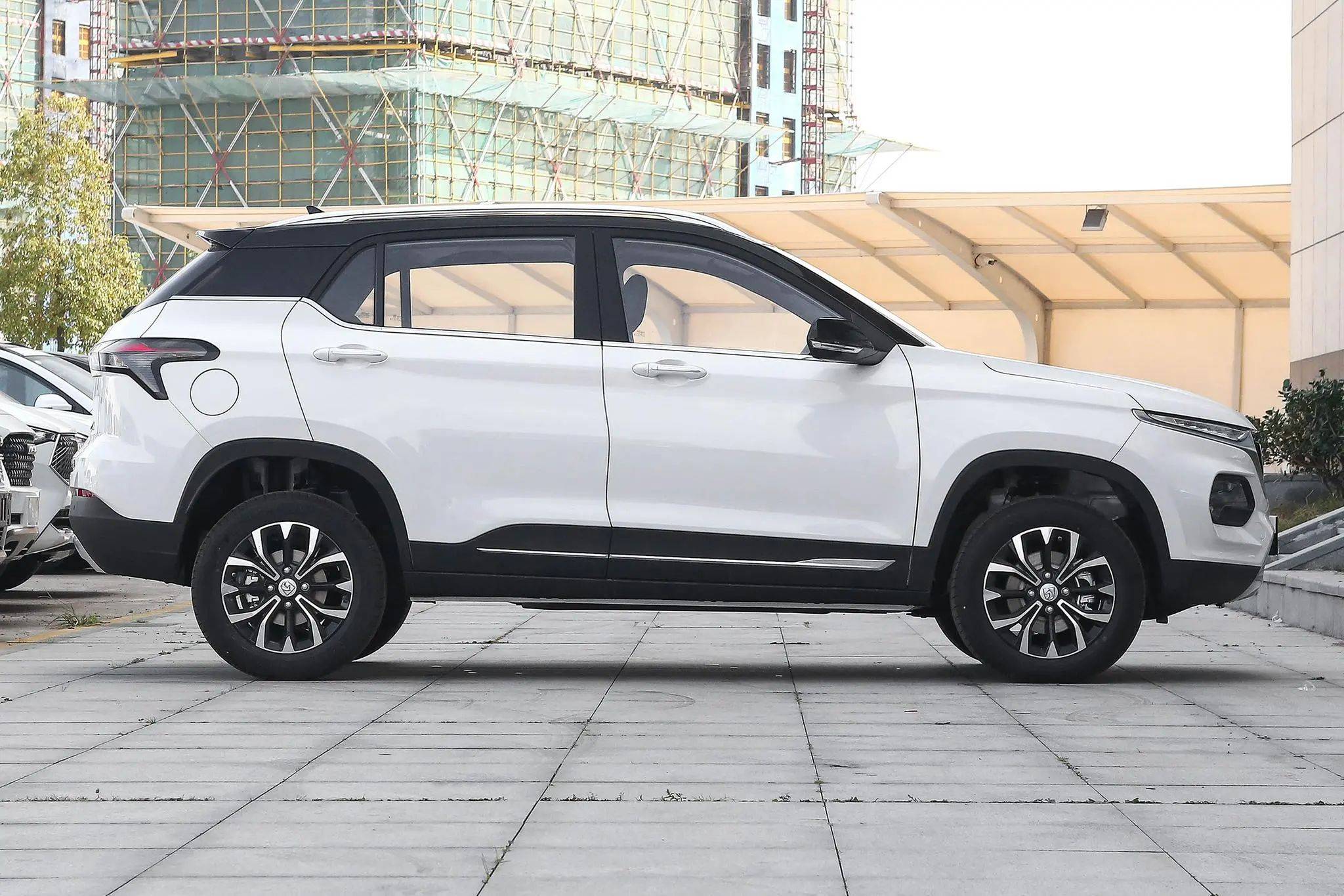 宝骏510自动优享型车型小型suv售738万元造型精致