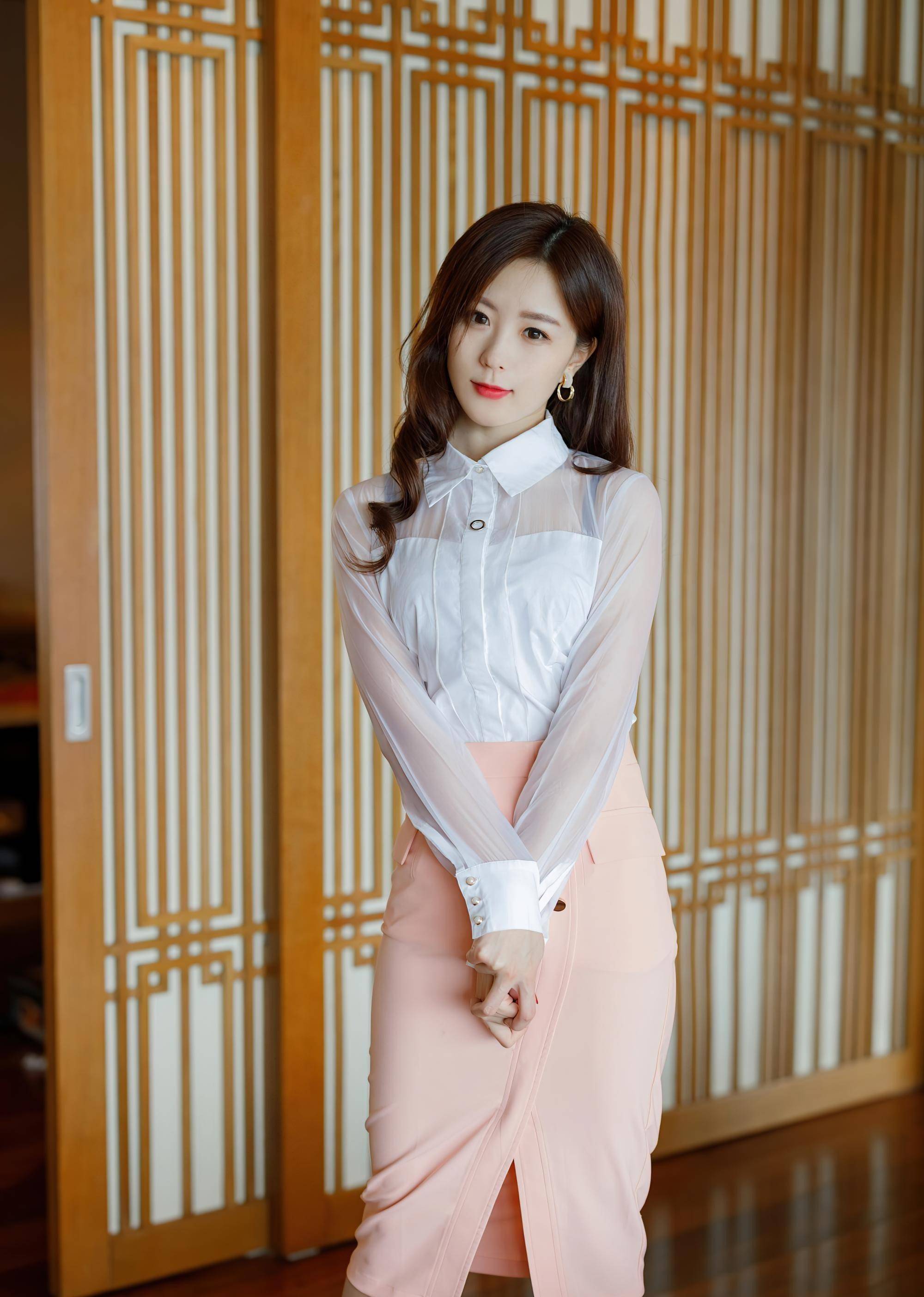 原创美女白色透明衬衫粉色半身裙写真眼神电倒众人尤以图三为最