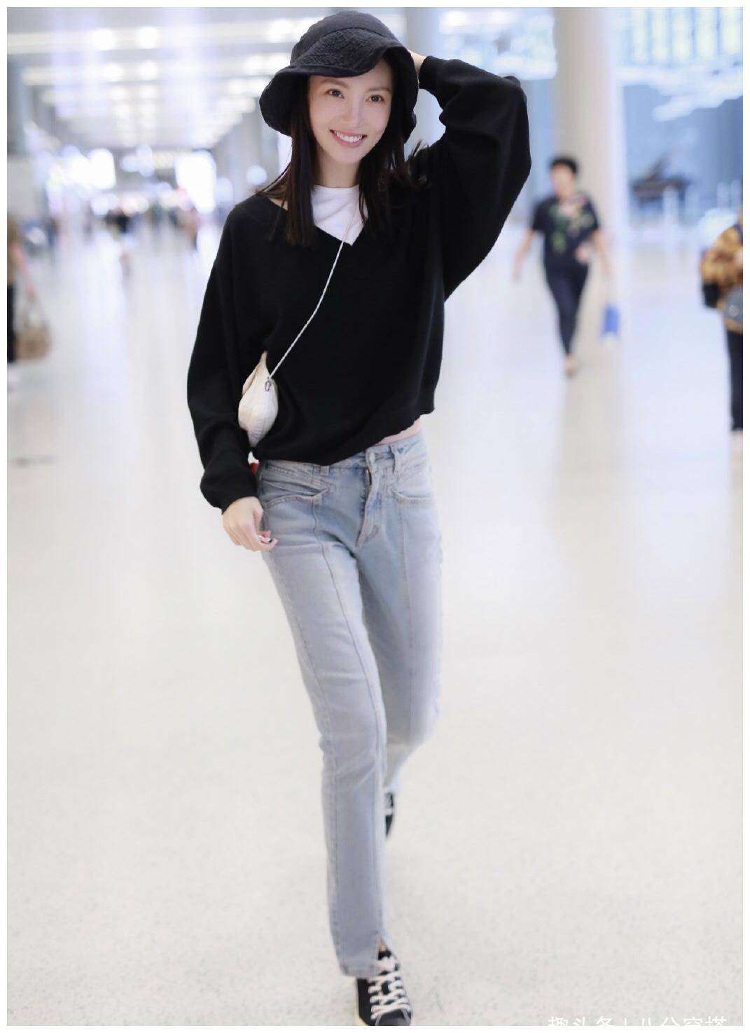 原创29岁金晨到底有多美黑白拼接上衣清爽利落搭配渔夫帽俏皮可爱