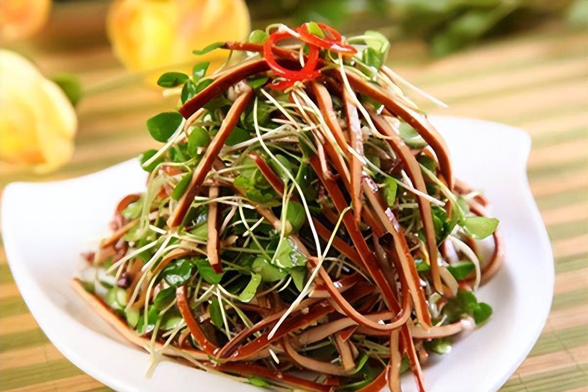 香椿苗拌豆腐皮2,把卤熟的土鸡斩成块,加入姜米,蒜泥和自制麻辣油拌匀