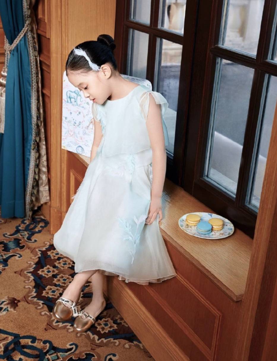 原创             梅婷女儿连穿4套公主裙，可爱灵动俏皮，简直是妈妈的“复刻版”