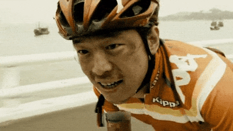 宁浩说他喜欢拍乱糟糟满满当当的画面,需要每个细节都有些信息量,去