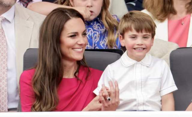 原创威廉凯特父亲节晒新照路易坐爸爸肩头地位超然小夏搞怪做鬼脸