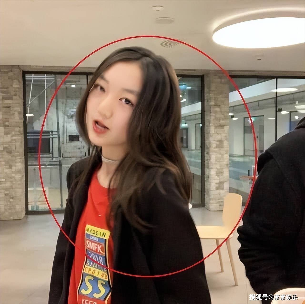 李嫣父亲节晒侧脸照,扎麻花辫很像王菲年轻时候