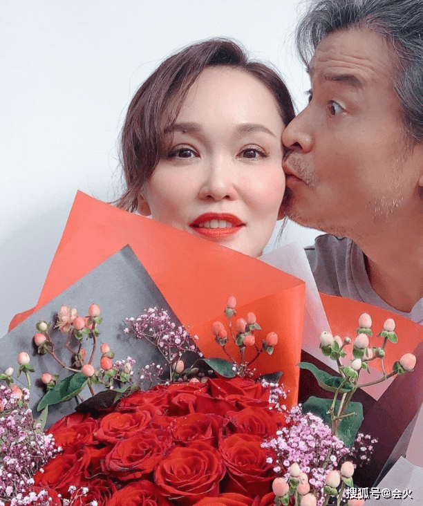 范文芳穿透视裙比基尼抢镜,与老公亲吻满面油光