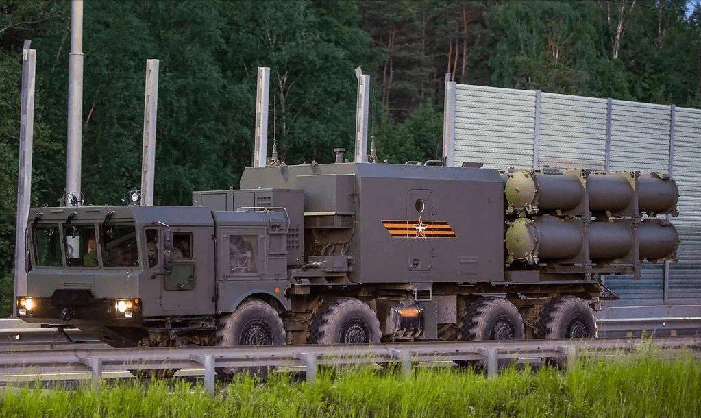 1个舞会岸基反舰导弹营,配属4辆3s60导弹发射车,2辆指挥控制车,4辆