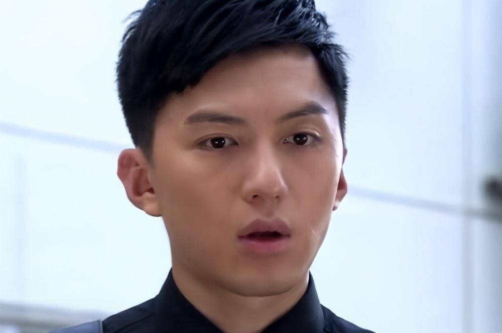 几年后袁伟豪又参演了《无间道》,再次提到了自己的知名度.