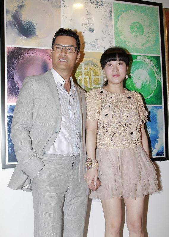 原创吕良伟第三任妻子真美脸上的美人痣太突出感觉还挺有气质的