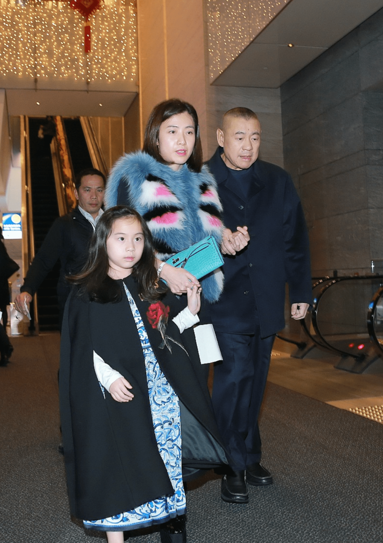 原创刘銮雄14岁女儿外出喝下午茶打扮精心颇显成熟精致甜点摆满盘