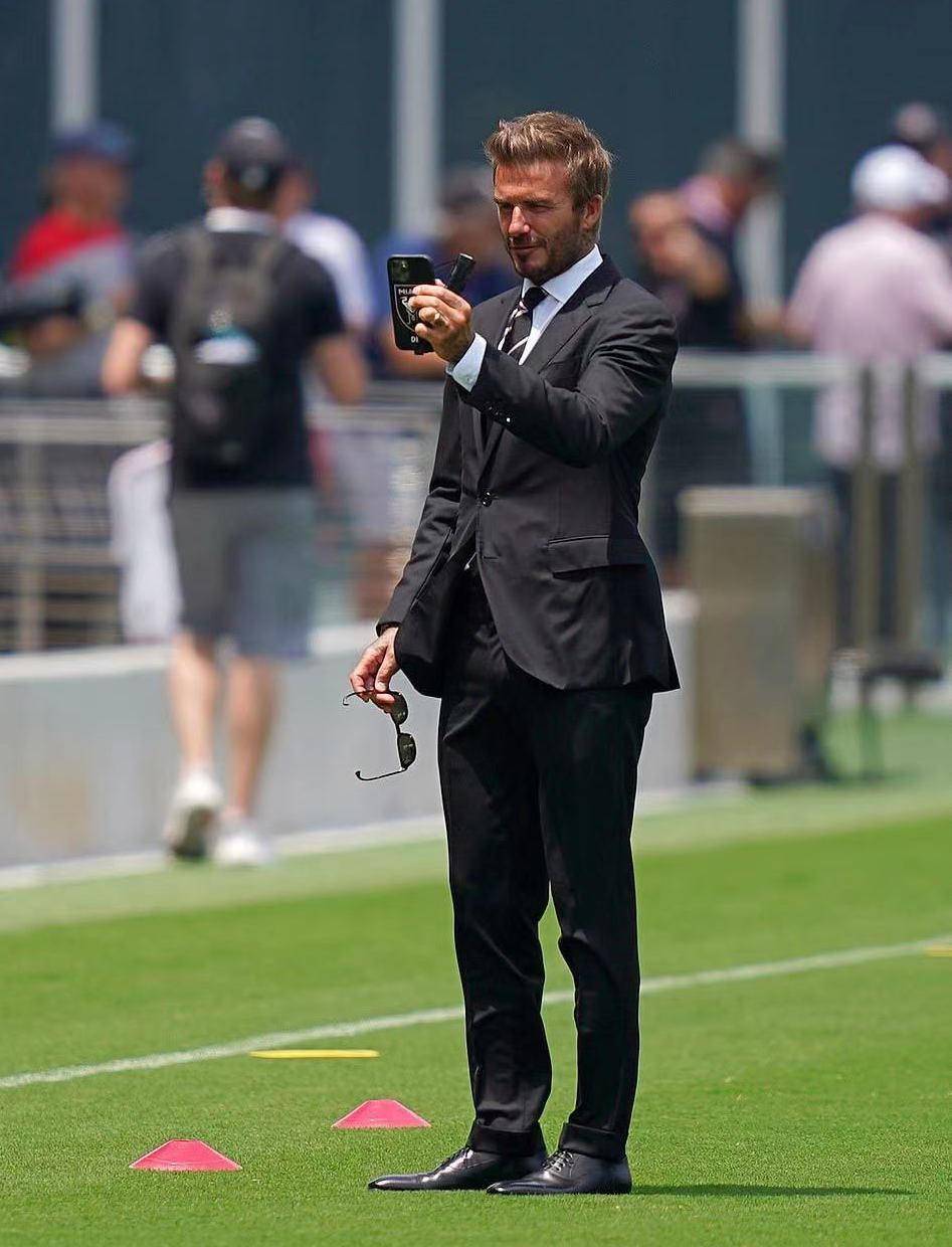 翻折而下的衣领处,系着的那条领带更显贝克汉姆这身穿搭的整体