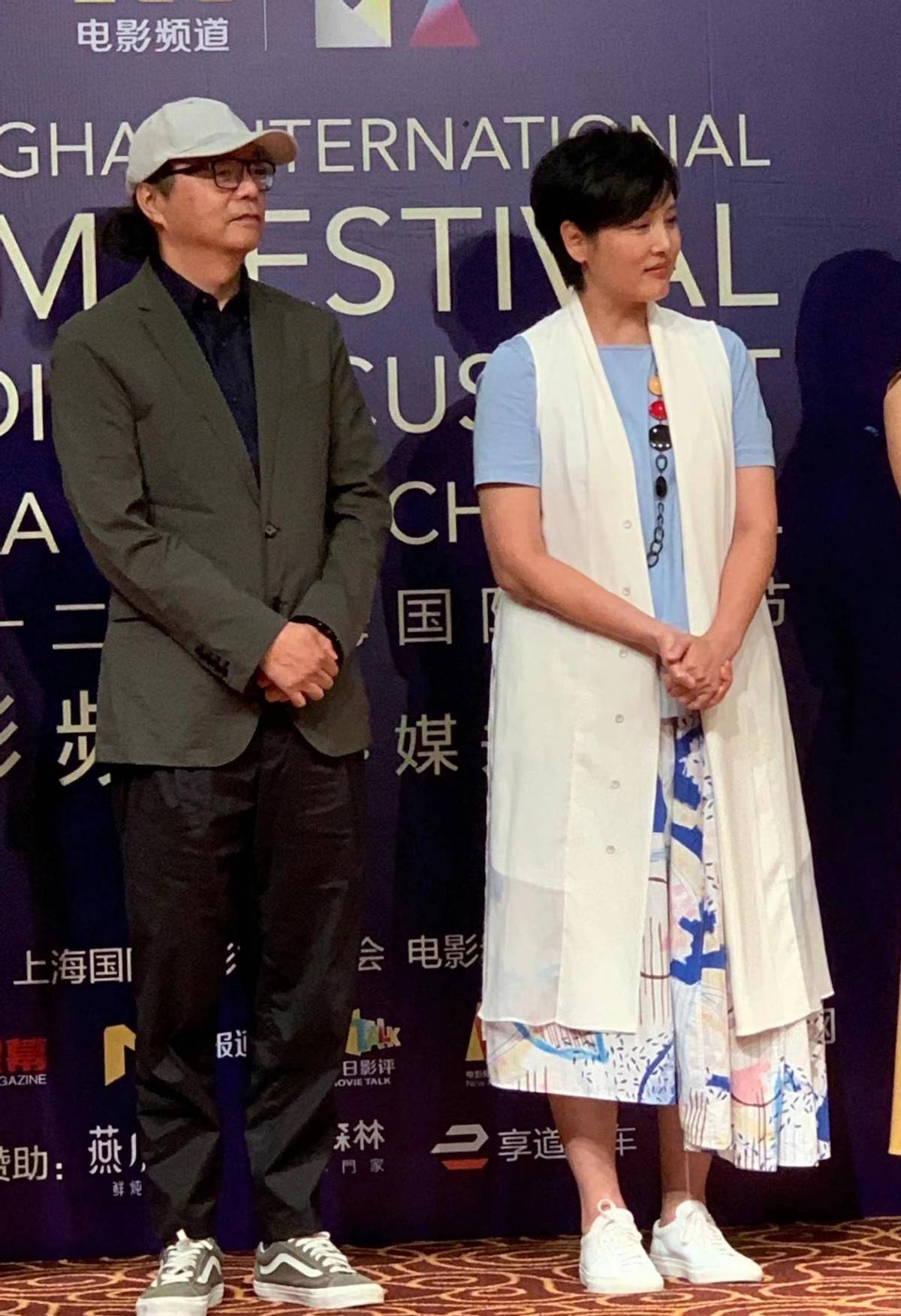 男人婆张延真的好温柔花花绿绿穿搭还挺显年轻宽松外套却显胖