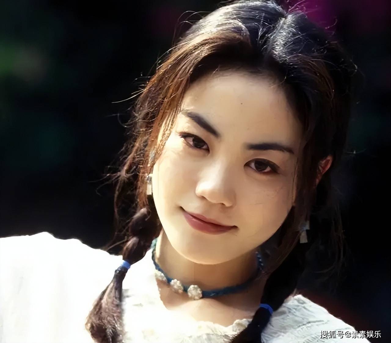 李嫣父亲节晒侧脸照,扎麻花辫很像王菲年轻时候