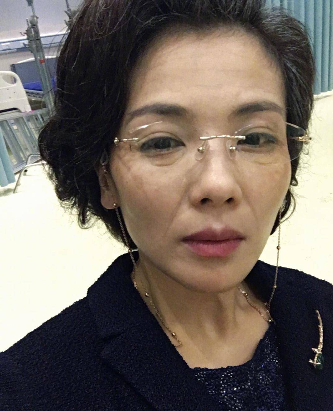 原创42岁刘涛罕见化老年妆虽然头发白了皱纹多了但女神气质好出众