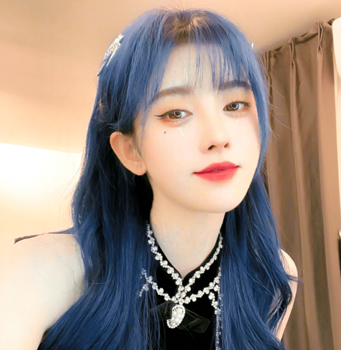 原创鞠婧祎挑战芭比蓝的发色还以为会很丑结果却意外的好看