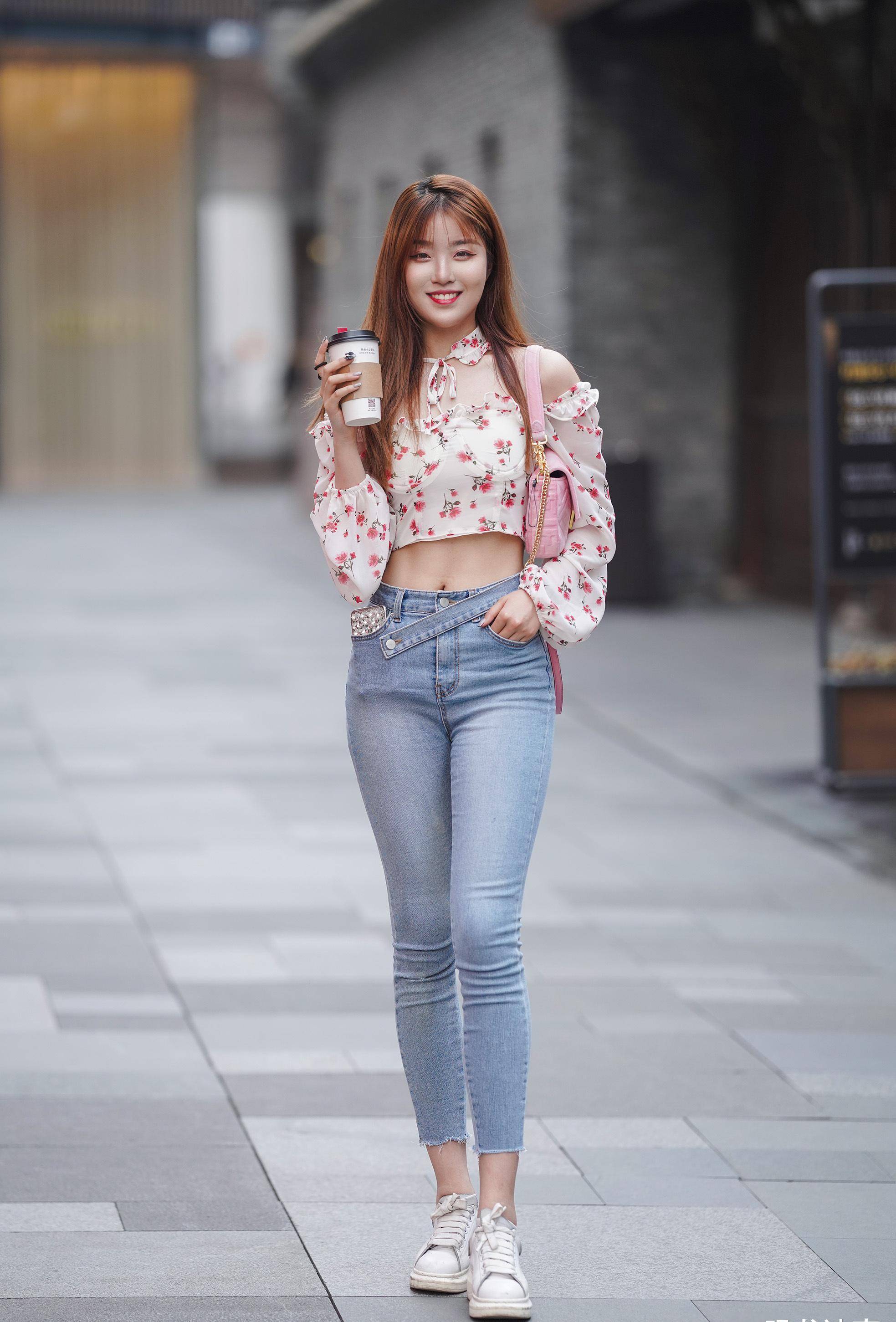 身材热辣的姑娘虽然很惹眼但养眼的美女其实更耐看