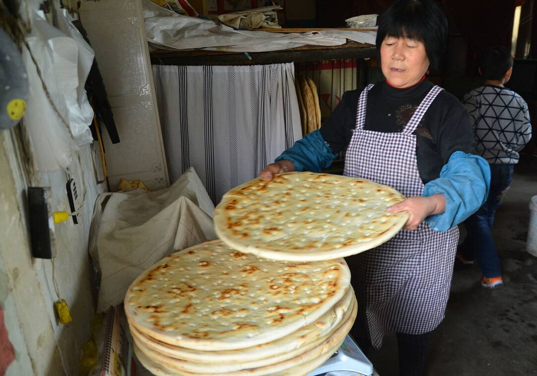 镇江:桌上堆盘叠盏,偏感觉无处下箸,想起了这美味_大饼_芝麻_年代