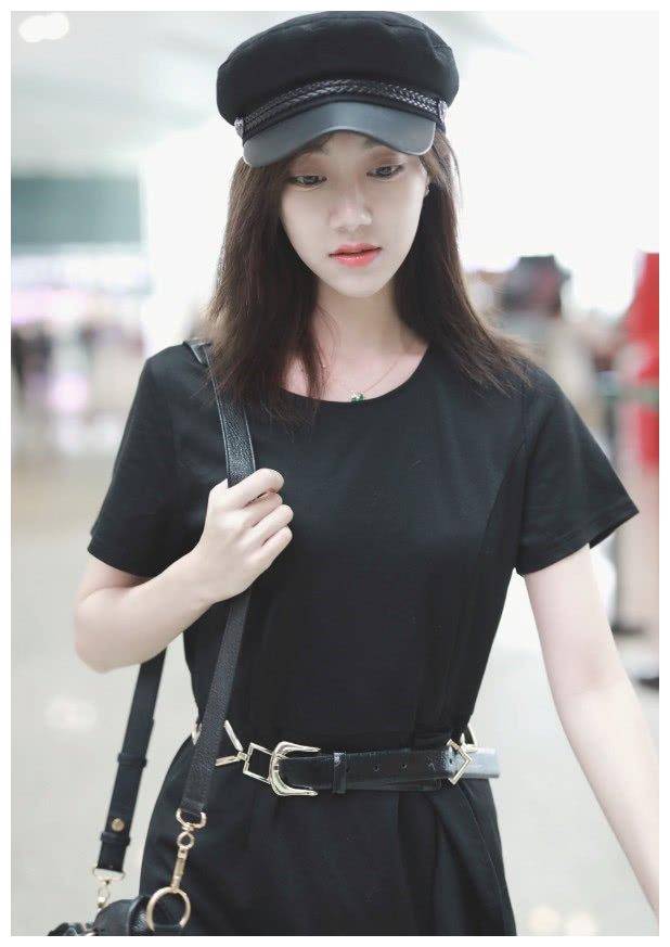 snh48冯薪朵全黑look走机场,凭一根腰带,显高5cm!