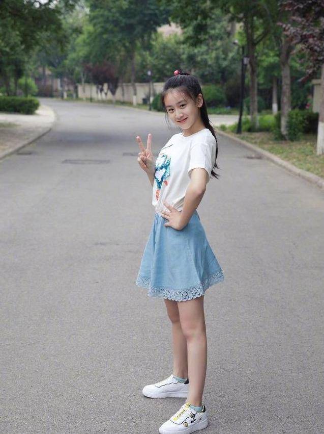 原创田亮13岁女儿打网球穿绿t白裙青春洋溢显活力十足清新美少女