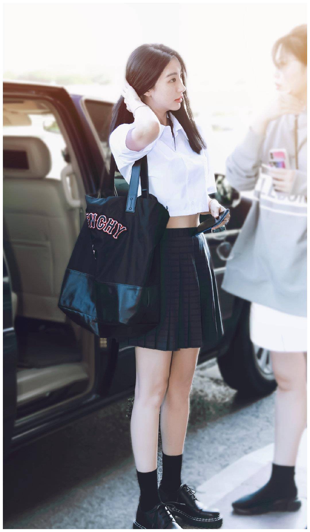 李菲儿这次美到我了露脐衬衫百褶裙青春校园风开始营业啦