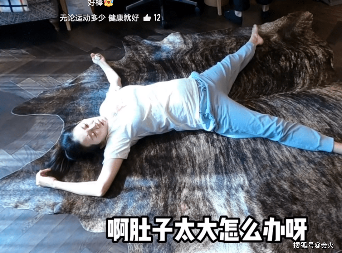 这时苗苗的情绪突然失控,在地上放声痛哭,这个视频完整记录了一个孕妇