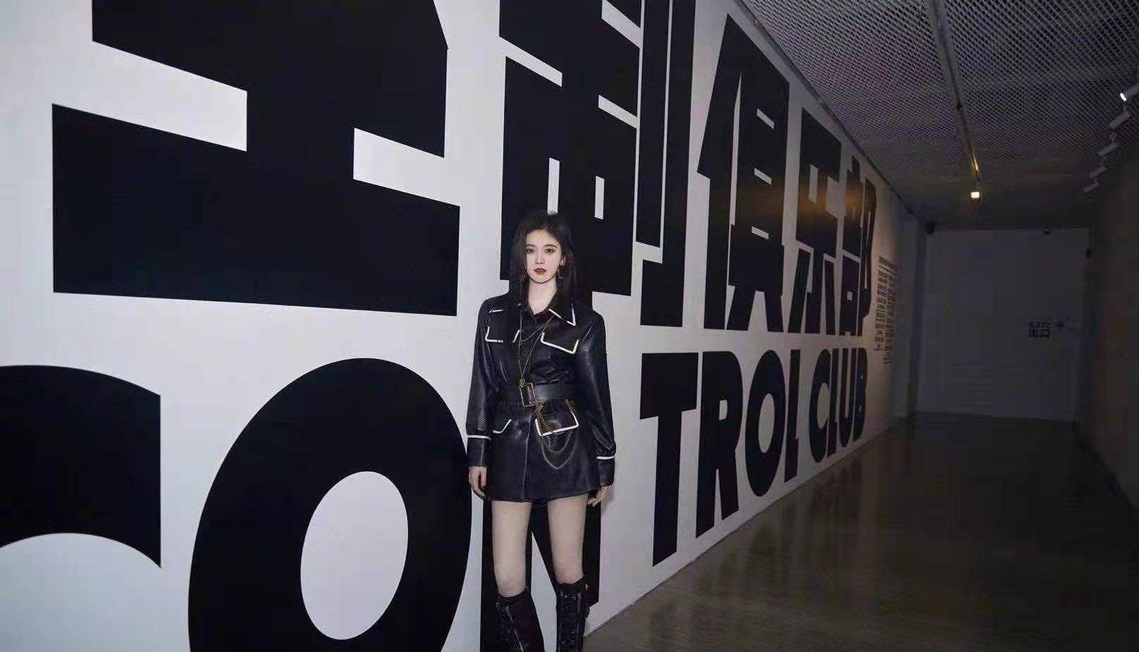 体现不出身材曲线,鞠婧祎利用腰带解决这个弊端,同样黑色的腰带和黑色