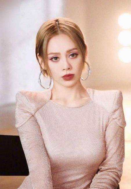 原创宁静自曝年轻时长得像洋娃娃看到照片后网友太纯了