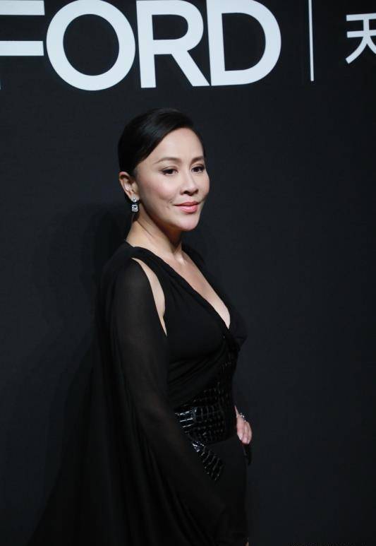 刘嘉玲54岁了魅力不减反而大增穿黑色晚礼服亮相气场太强了