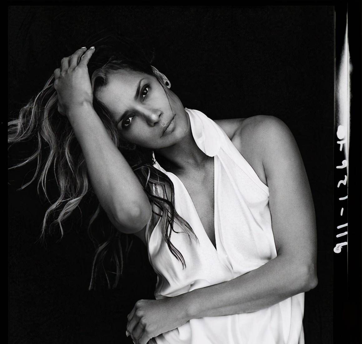 原创冻龄女神哈莉贝瑞54岁的身材比20岁的人还好