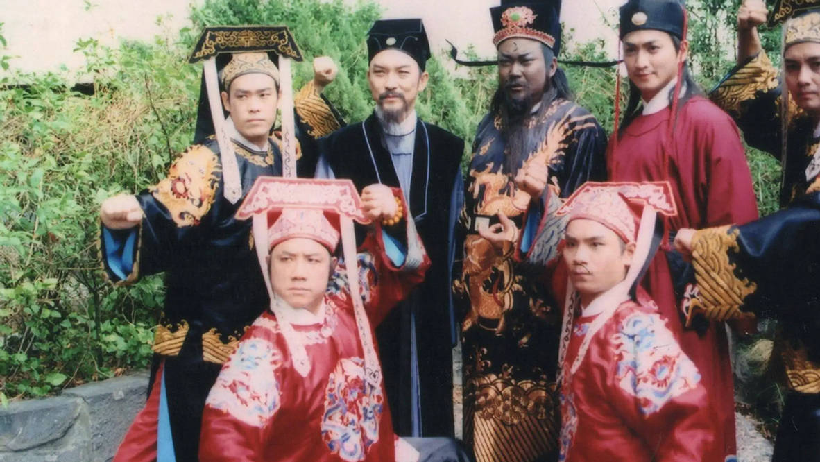 62岁展昭何家劲晒近照穿花衬衫年轻似小伙退圈后开工厂当老板