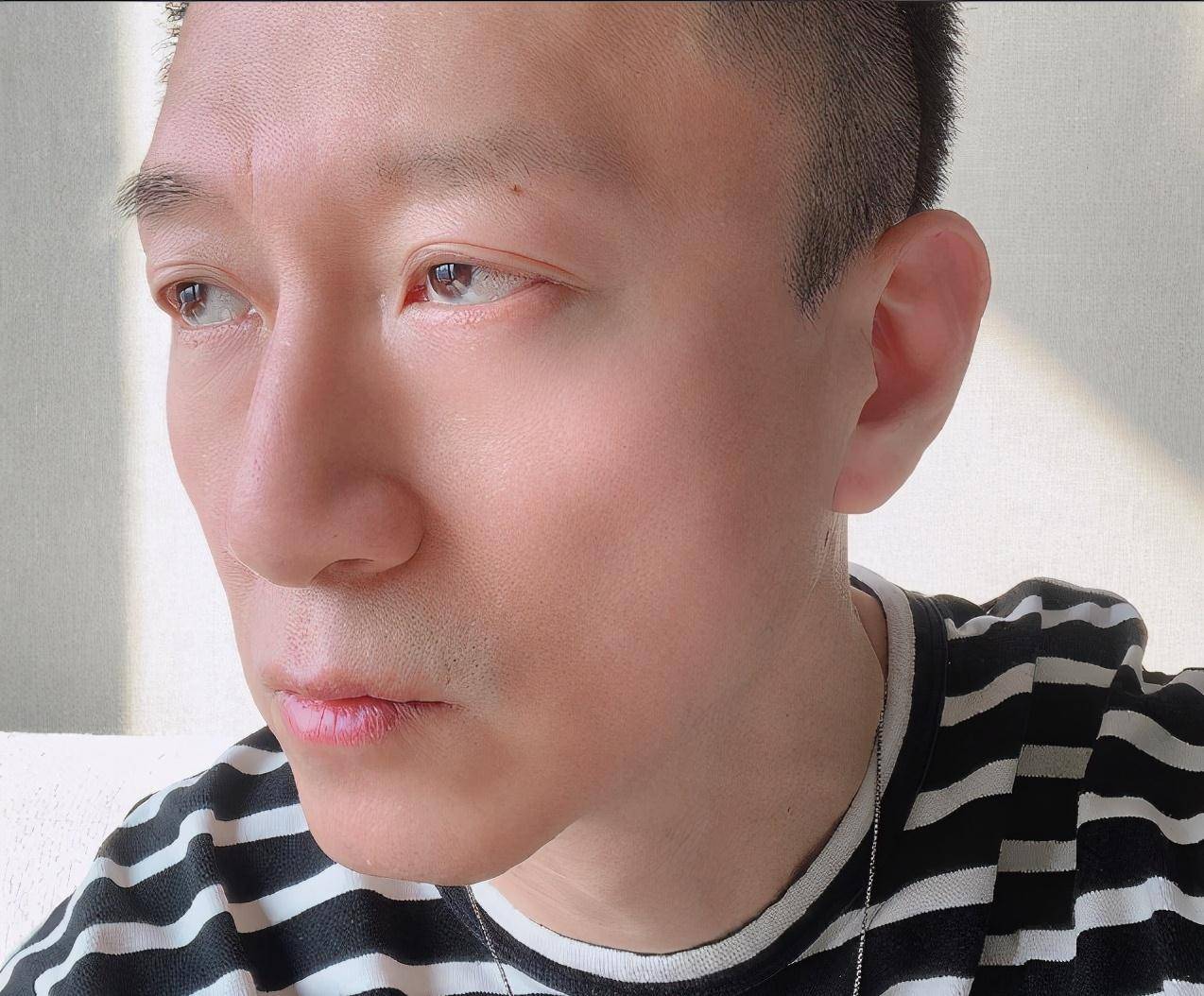 原创50岁孙红雷晒近照脸颊凹陷瘦出尖下巴跟欧式双眼皮